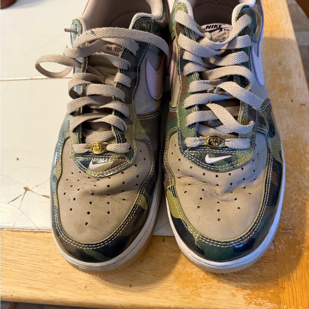 Nike Kids Camo Low-Top Sneakers in Beige and Green
